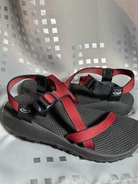 NWOT Classic Chaco Vibram Unisex Sports Sandals Red & Black Adjustable Straps